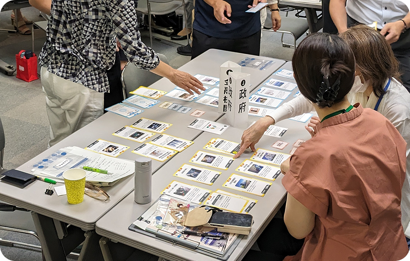 カードゲーム2050カーボンニュートラルをプレイしている様子